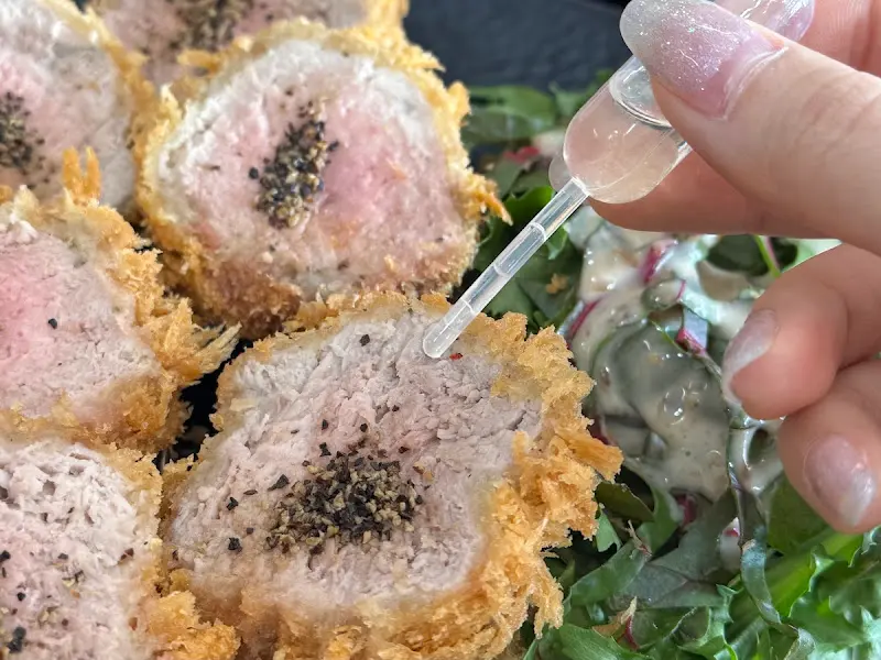 트러플 오일을 뿌려 풍미를 더한 안심 돈까스