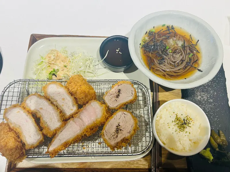 돈까스 정식 한 상 차림