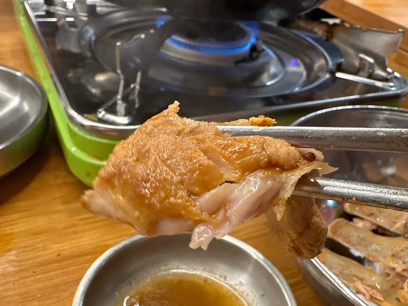 겨자 소스에 찍어 먹는 살코기