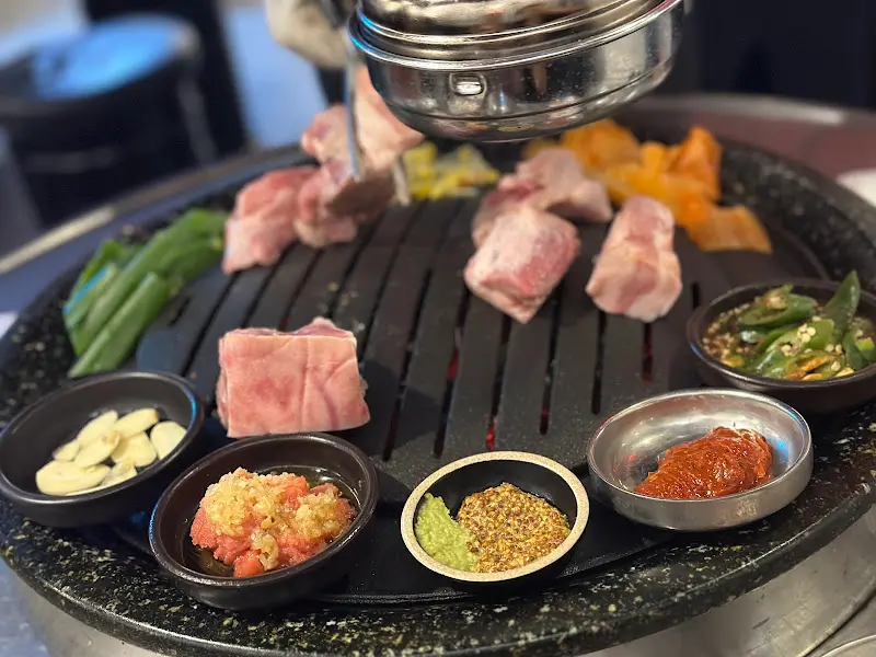 다양한 소스와 곁들여 먹는 제주 먹고기