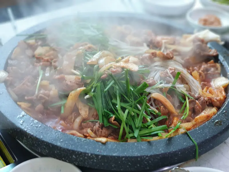 불판 위에서 맛있게 익어가는 오리불고기