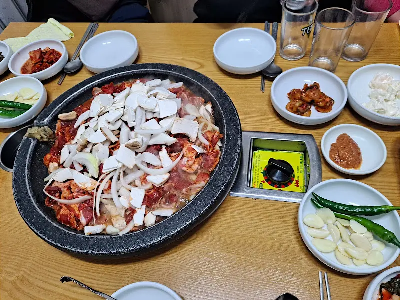 불판에 올려진 오리불고기