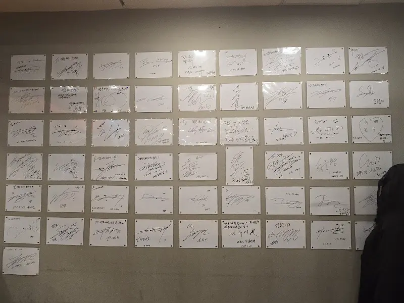 수많은 싸인으로 가득 찬 벽면