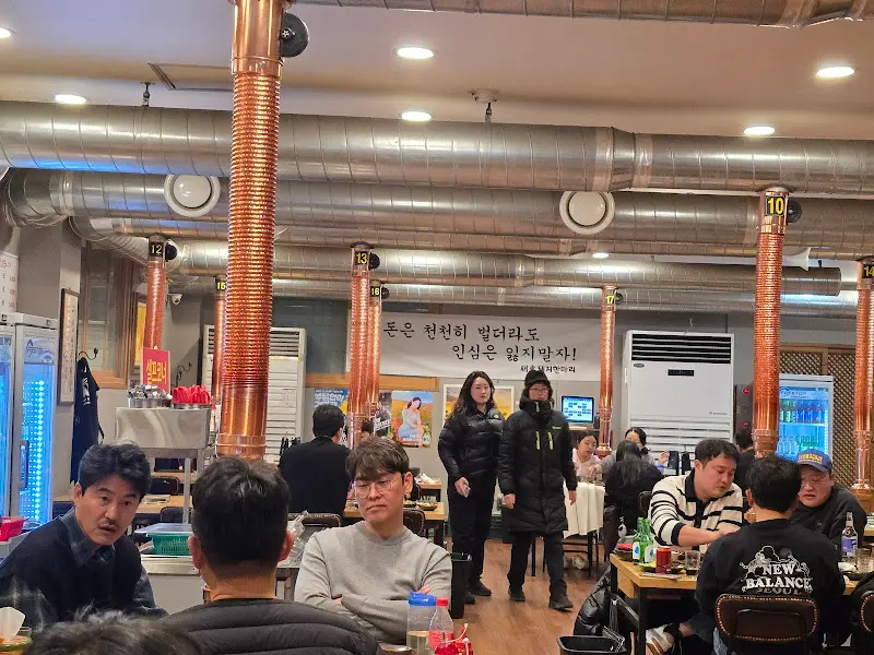 활기찬 식당 내부