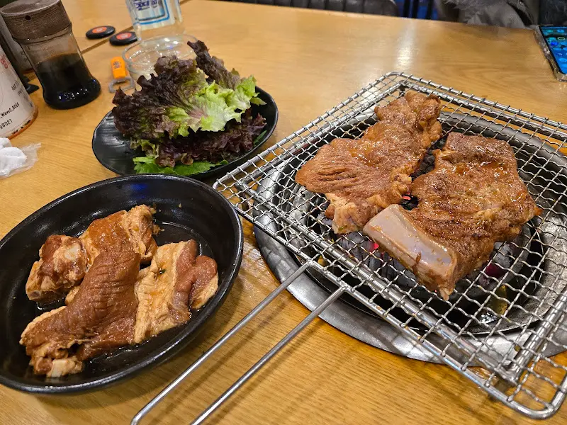 초벌되어 나온 돼지갈비