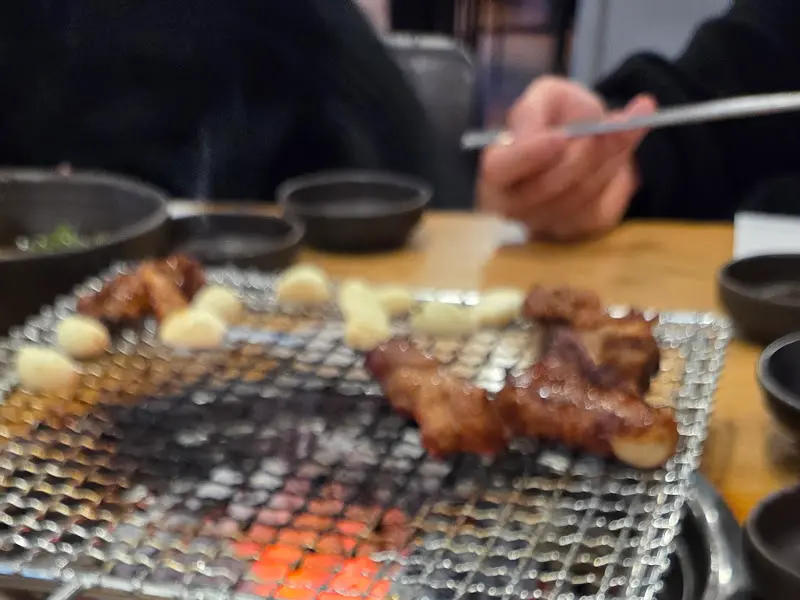 돼지갈비와 마늘이 익어가는 모습