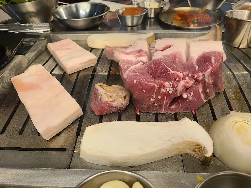 숯불 위에 올려진 주먹구이