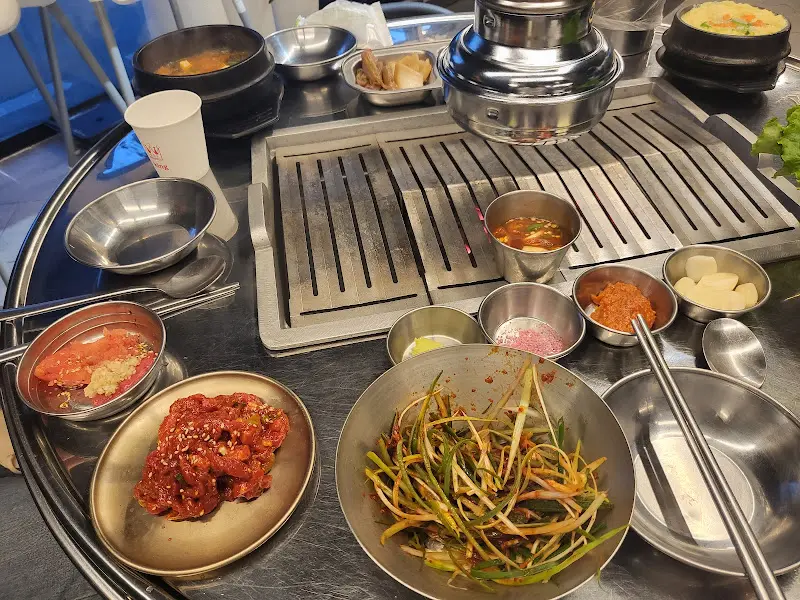 다양한 밑반찬과 멜젓