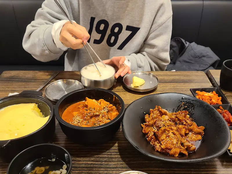 닭다리살볶음과 제육볶음