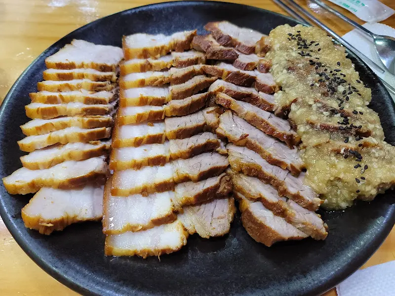 마늘 소스가 듬뿍 올려진 보쌈