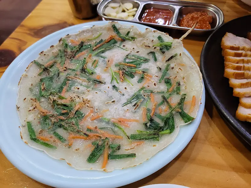 노릇하게 구워진 김치전