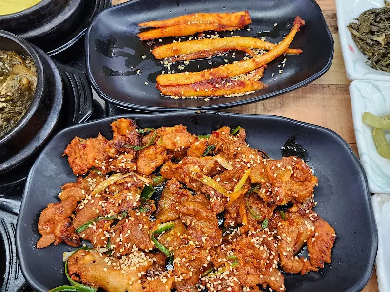 윤기가 흐르는 더덕구이와 제육볶음