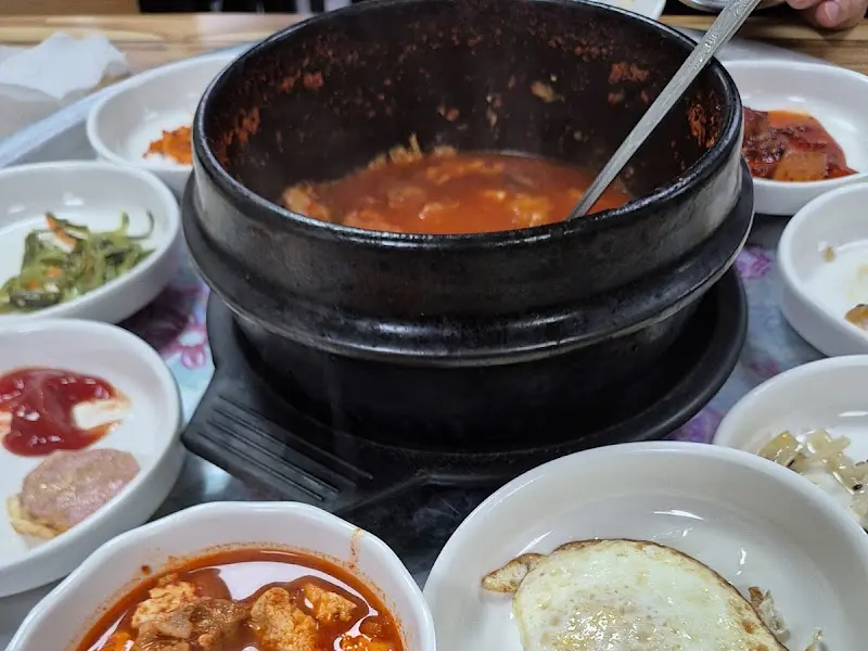 김치찌개 한 상 차림