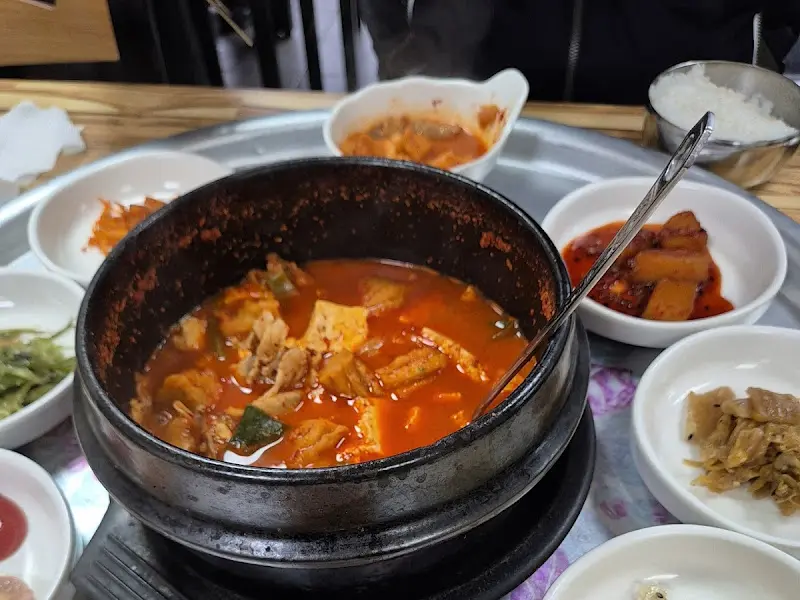 뚝배기에 담긴 김치찌개