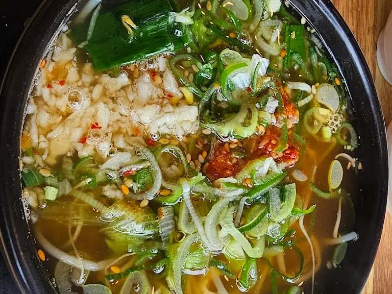 파와 고춧가루가 뿌려진 콩나물 국밥