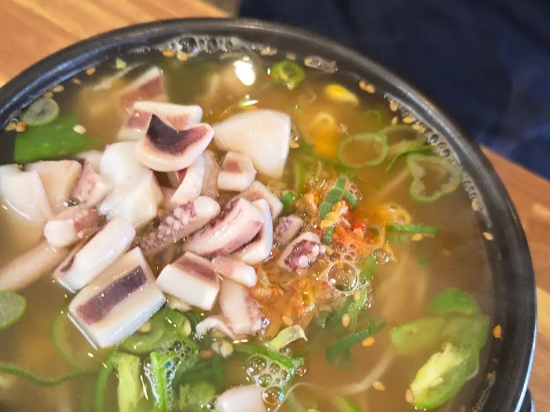 오징어 사리가 추가된 콩나물 국밥