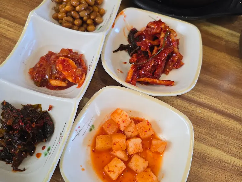 정갈하게 담겨 나온 밑반찬