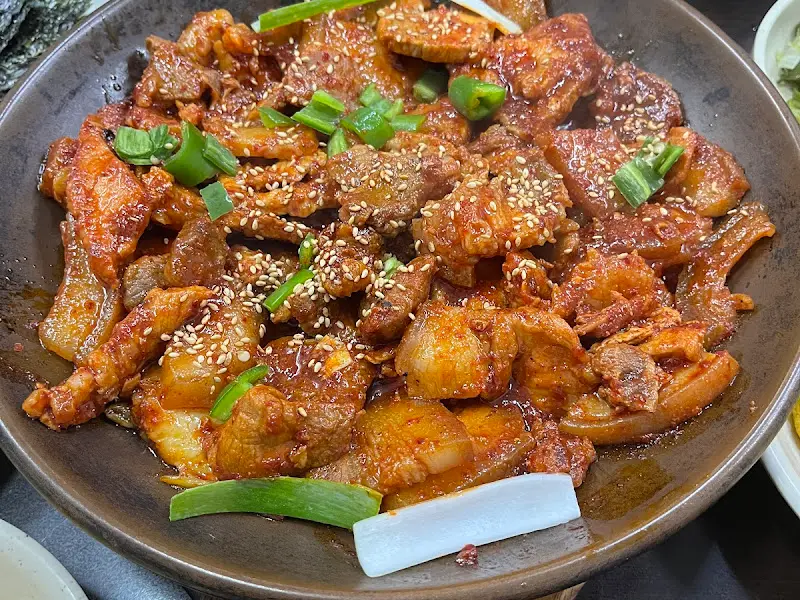 윤기가 흐르는 돼지주물럭