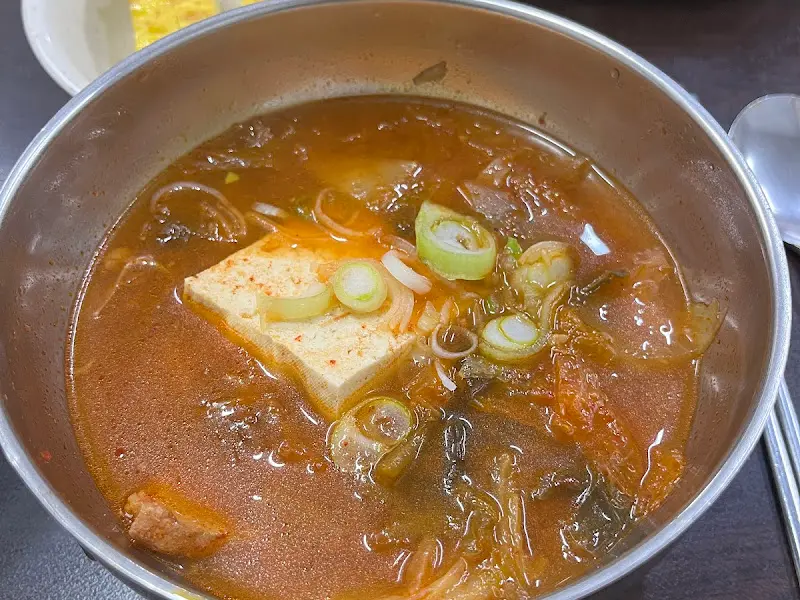 보글보글 끓는 김치찌개