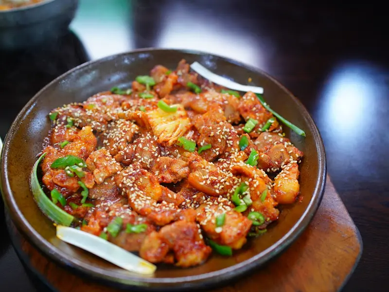 접시에 담긴 돼지주물럭