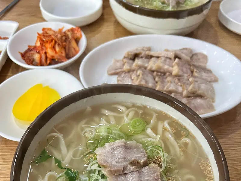 칼국수, 수육, 김치의 조화