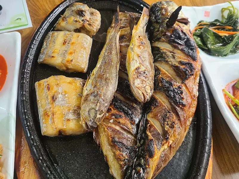 푸짐한 생선구이 한 상