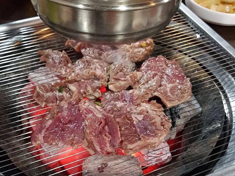 숯불에 구워지는 서서갈비