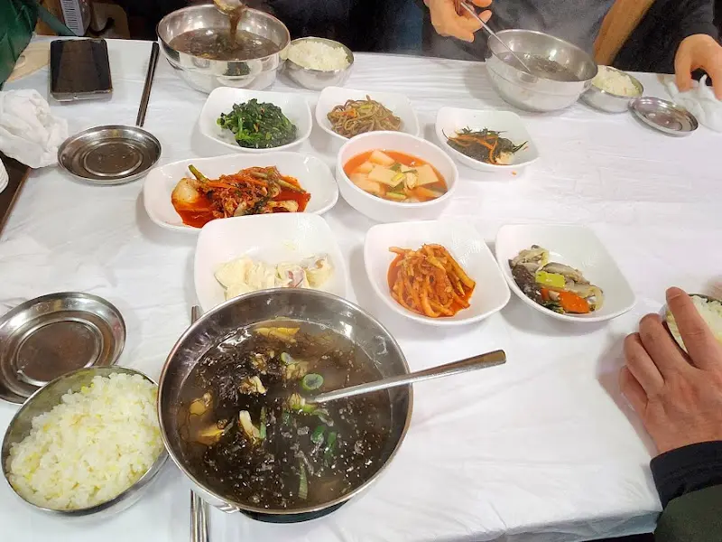 푸짐하게 차려진 세모국 백반 한 상