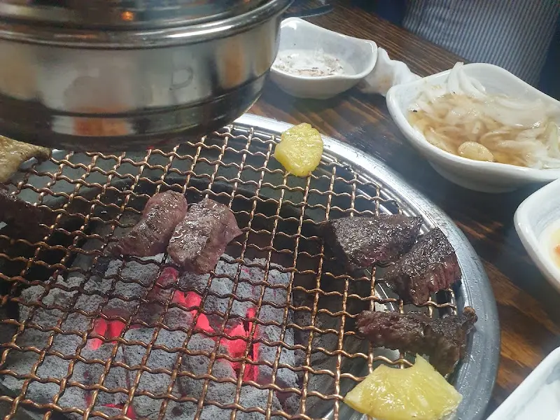 소고기와 곁들임 반찬들