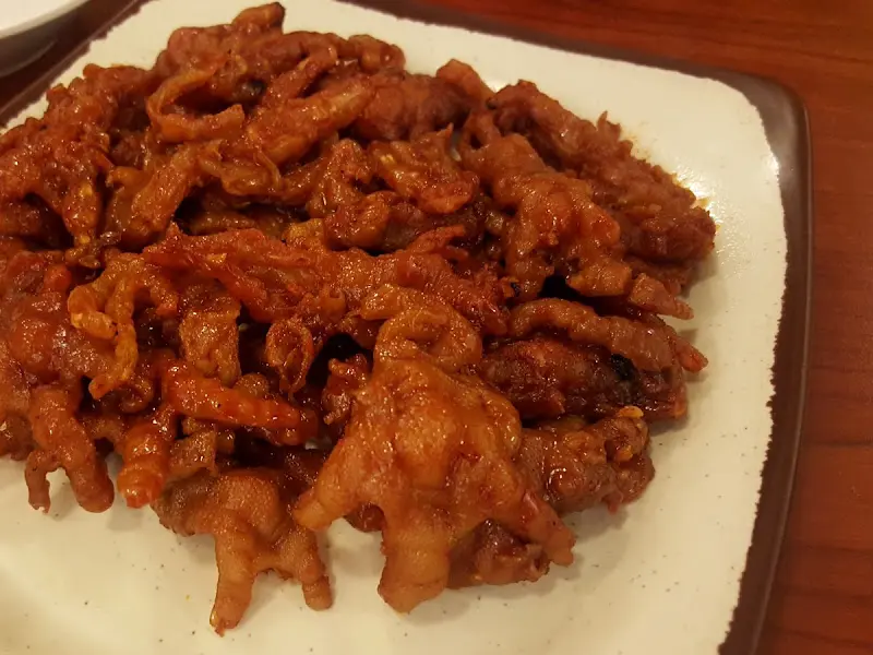 매콤한 양념에 버무려진 오돌뼈 주먹밥