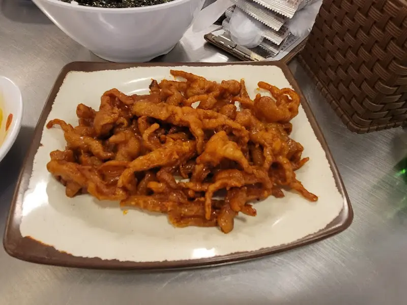 윤기가 흐르는 닭발