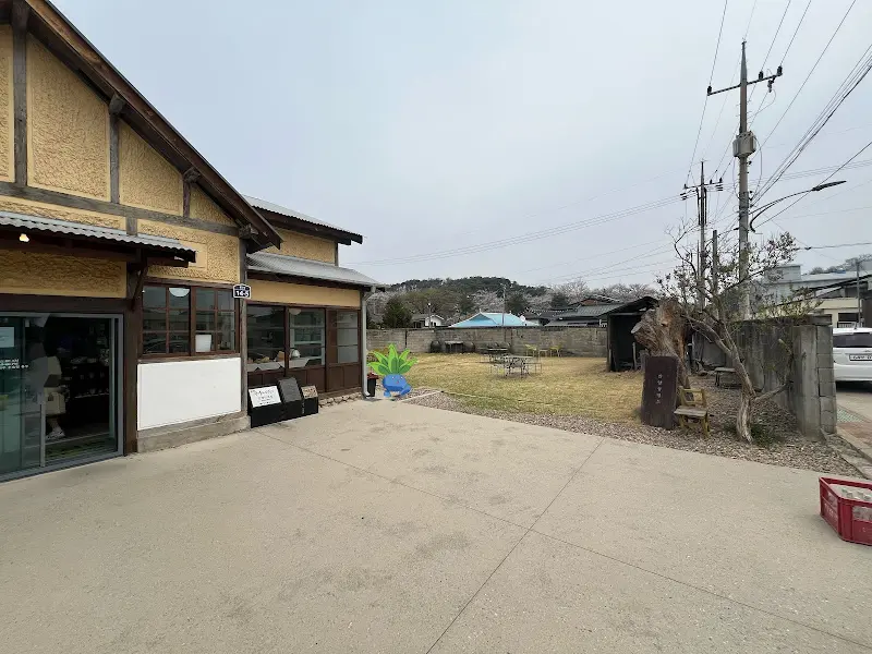 카페 내부의 넓은 공간