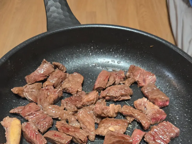 숯불 위에서 익어가는 한우