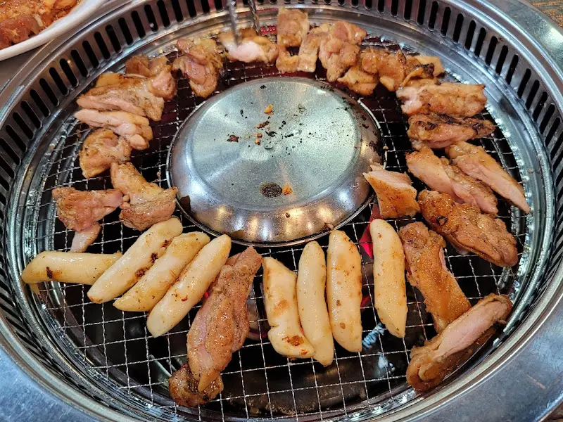 숯불 위에서 맛있게 익어가는 닭갈비