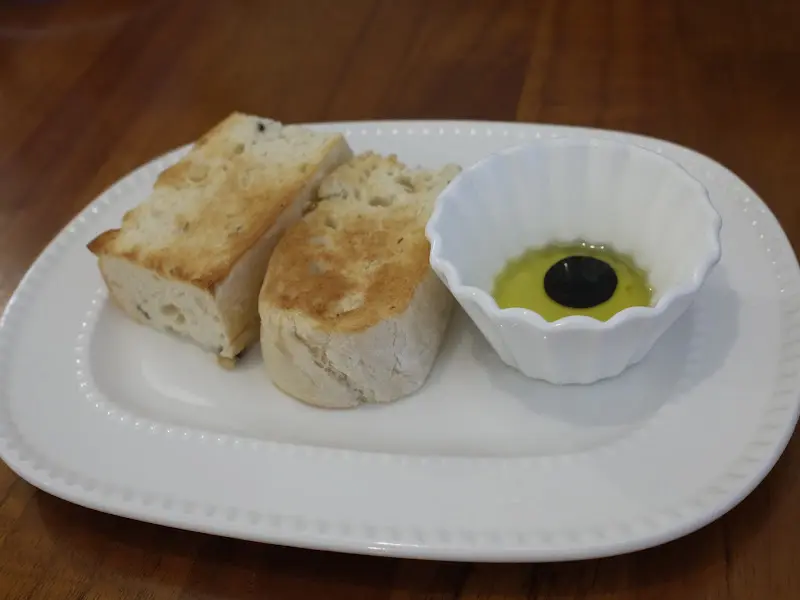 따뜻한 식전빵과 올리브 오일