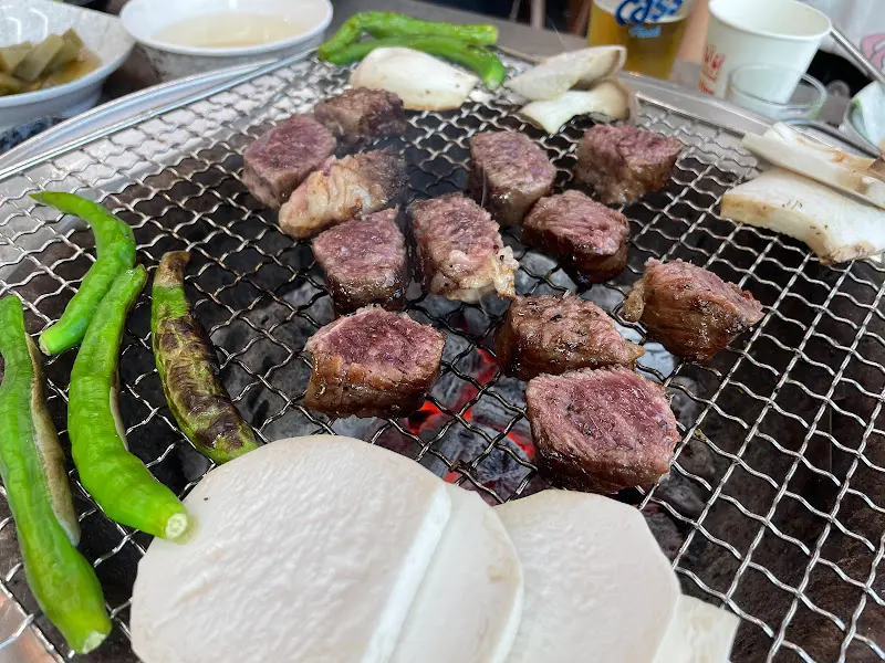 숯불 위에서 익어가는 고기