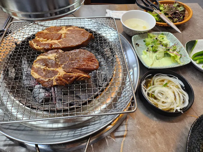 숯불 위에서 익어가는 고기