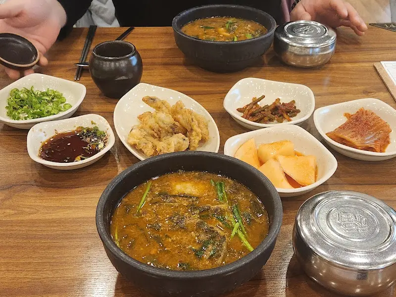 푸짐하게 차려진 추어탕과 추어튀김