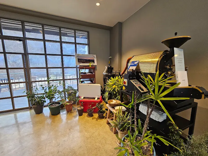 카페 내부 로스팅 기계