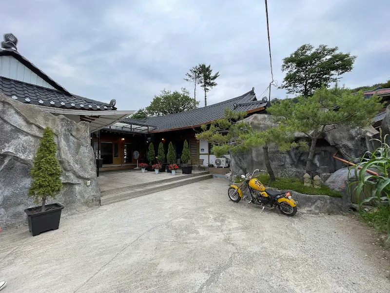 한옥을 개조한 식당 외관