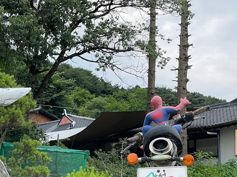 식당 앞 스파이더맨 조형물