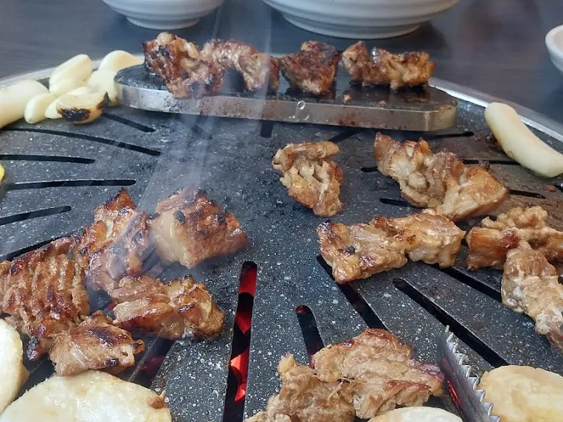 숯불 위에서 맛있게 익어가는 돼지갈비