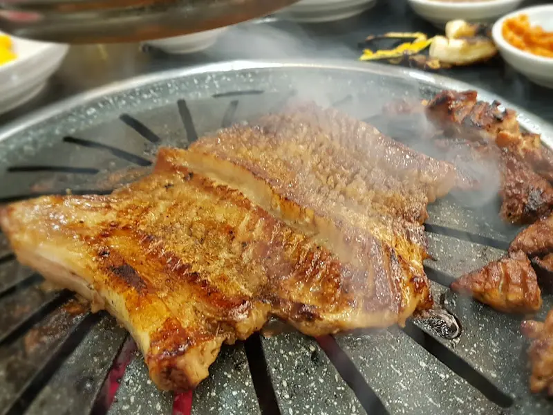 숯불 위에서 구워지고 있는 돼지갈비