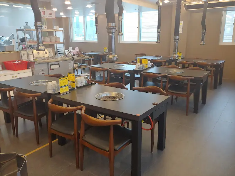 깔끔하고 넓은 매장 내부