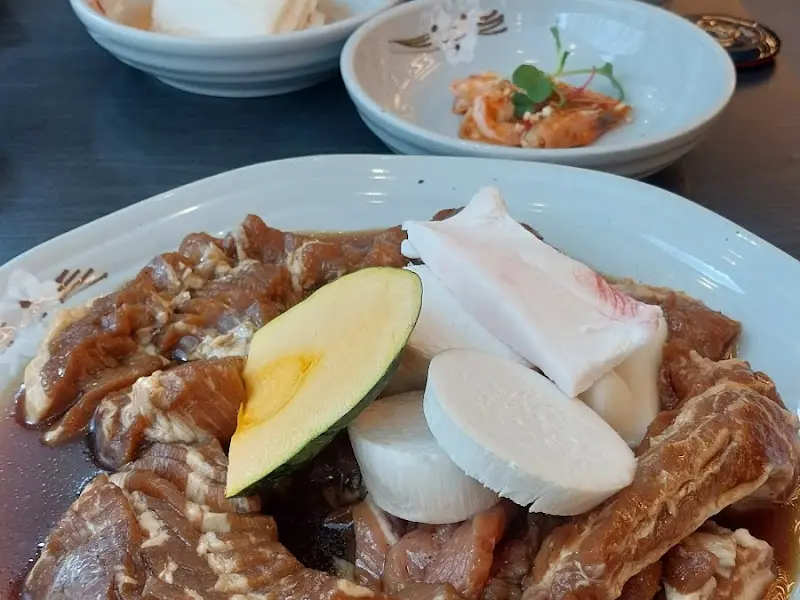 돼지갈비와 곁들임 메뉴