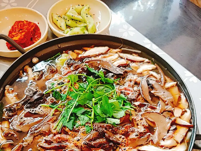 능이버섯전골 근접샷