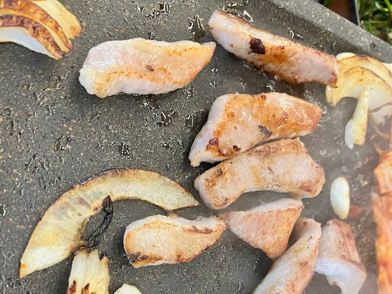 노릇하게 구워진 삼겹살