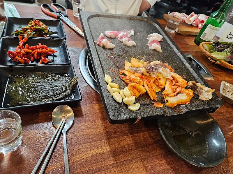 불판에 구워지는 김치와 마늘