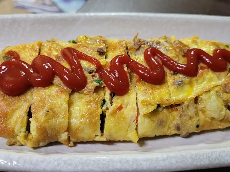 케첩이 듬뿍 뿌려진 계란말이