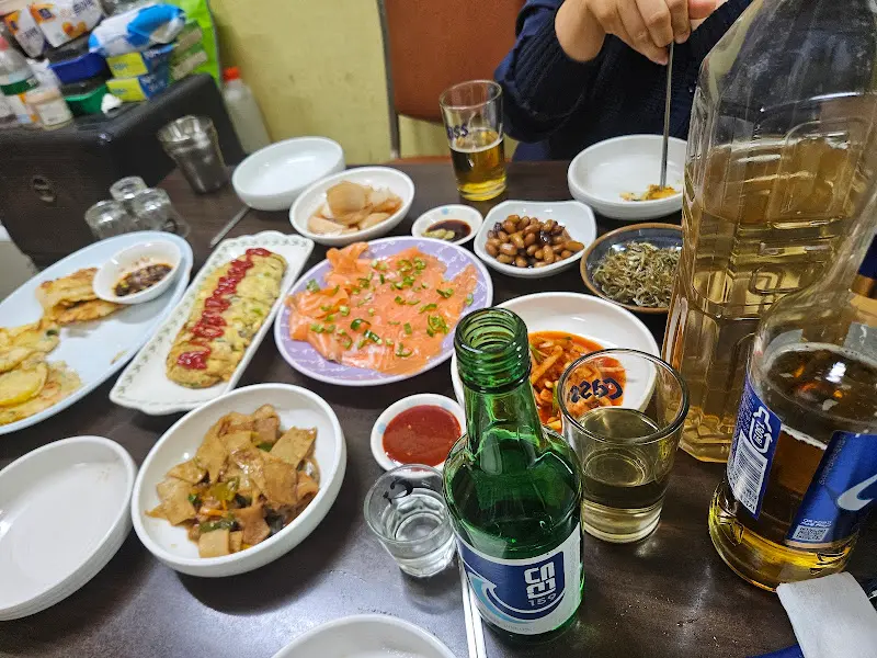 술잔이 오가는 정겨운 풍경